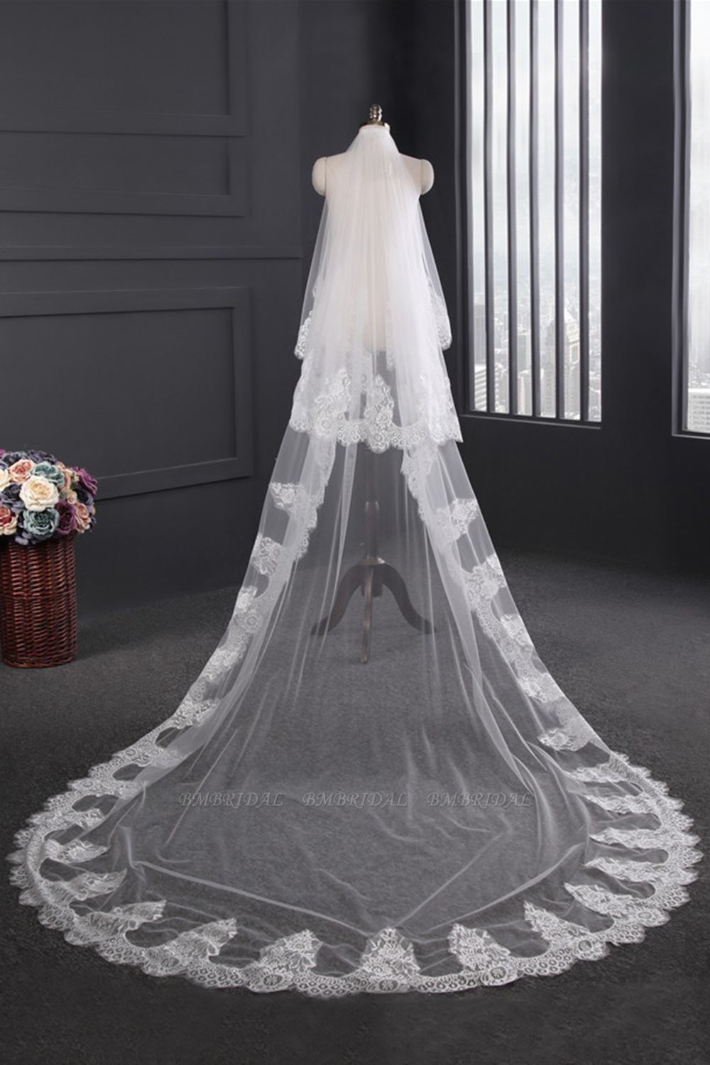 BMbridal Gorgrous Cathedral Tulle Scalloped Edge Wedding Veil with Appliques