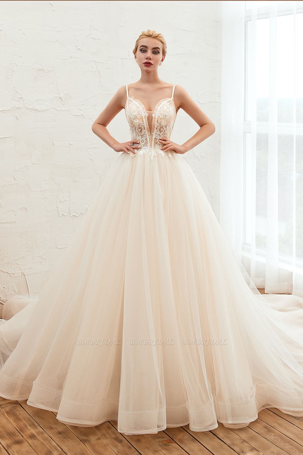 elegantes Hochzeitskleid der neuen Ankunft online