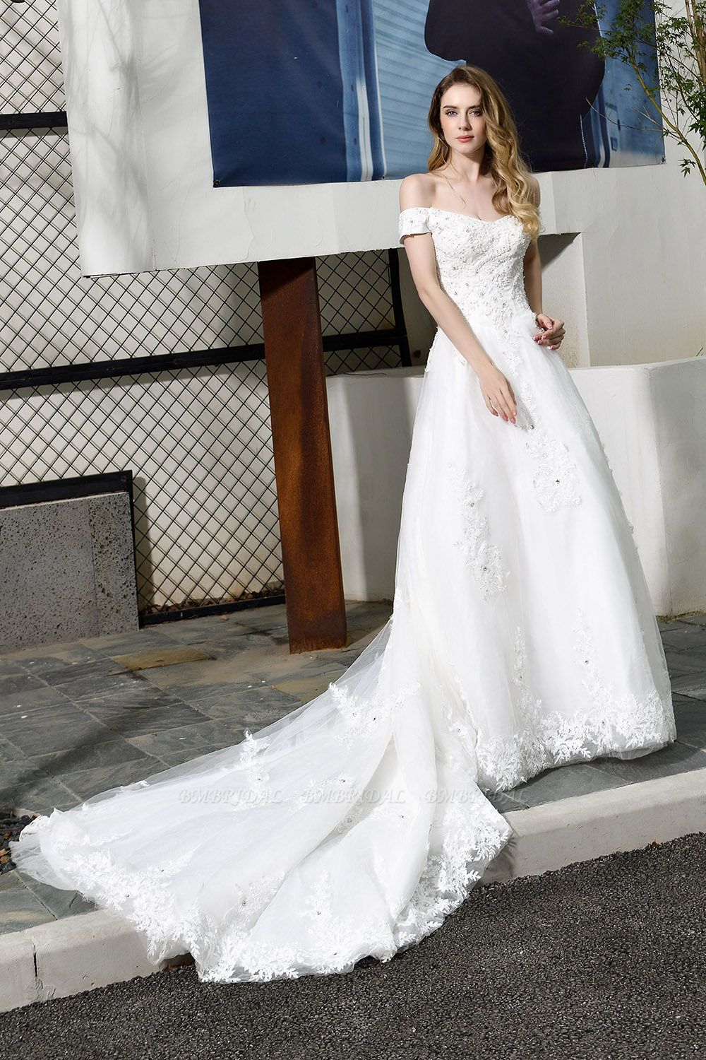 Wunderschöne a-line Spitze aus Schulter langes Hochzeitskleid